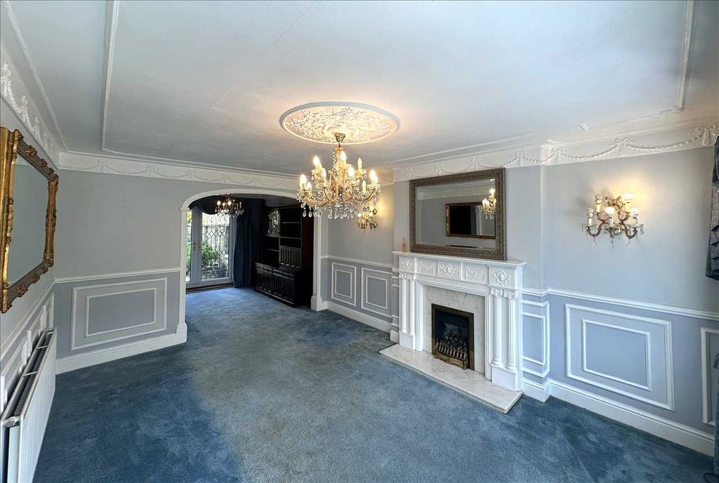Property photo 3 of 16 Entrance Hall:
