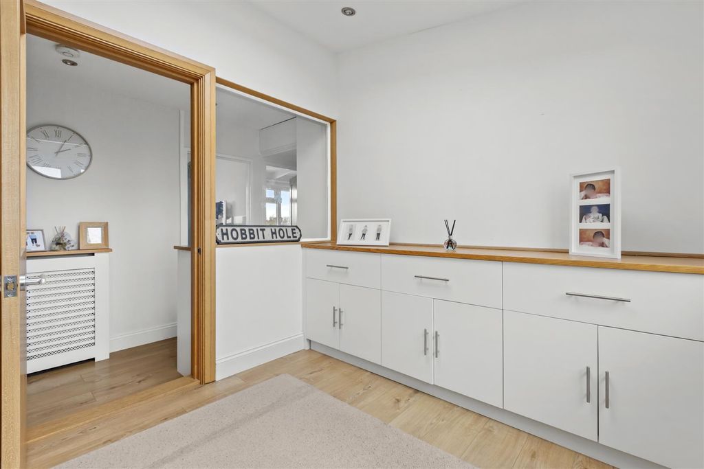 Property photo 3 of 16 41 Honor Rd, Hp16 0Nj-8.Jpg