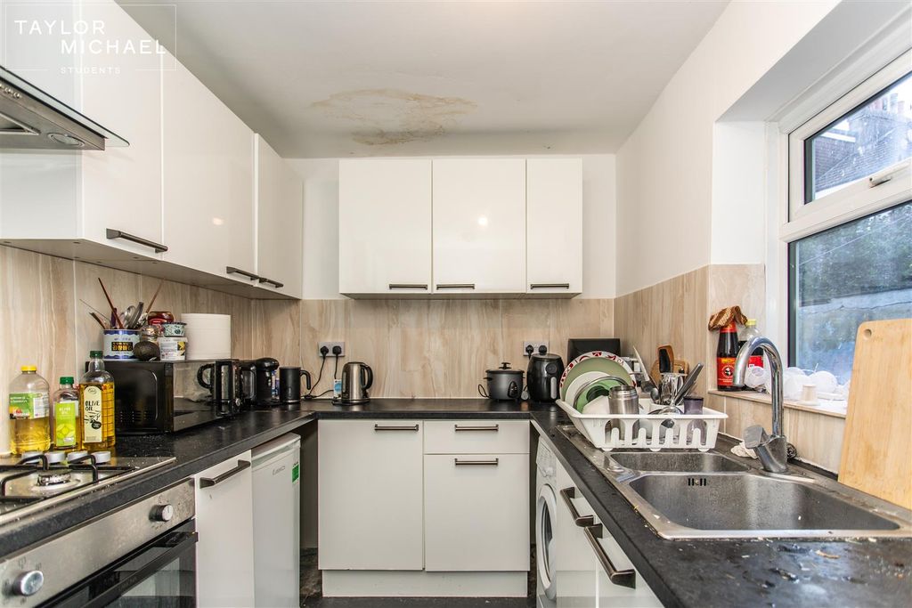 Property photo 2 of 16 Kitchen