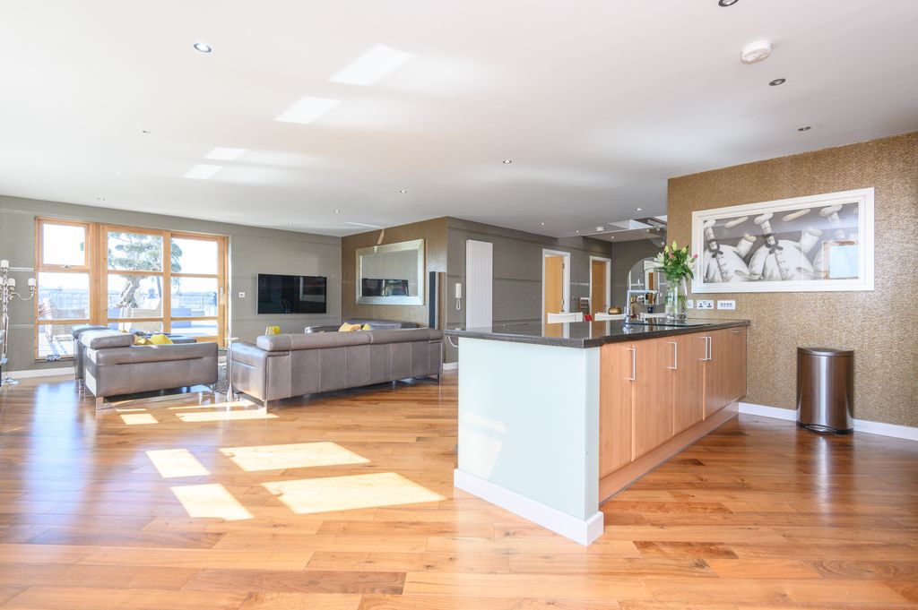 Property photo 2 of 19 _D784462-2