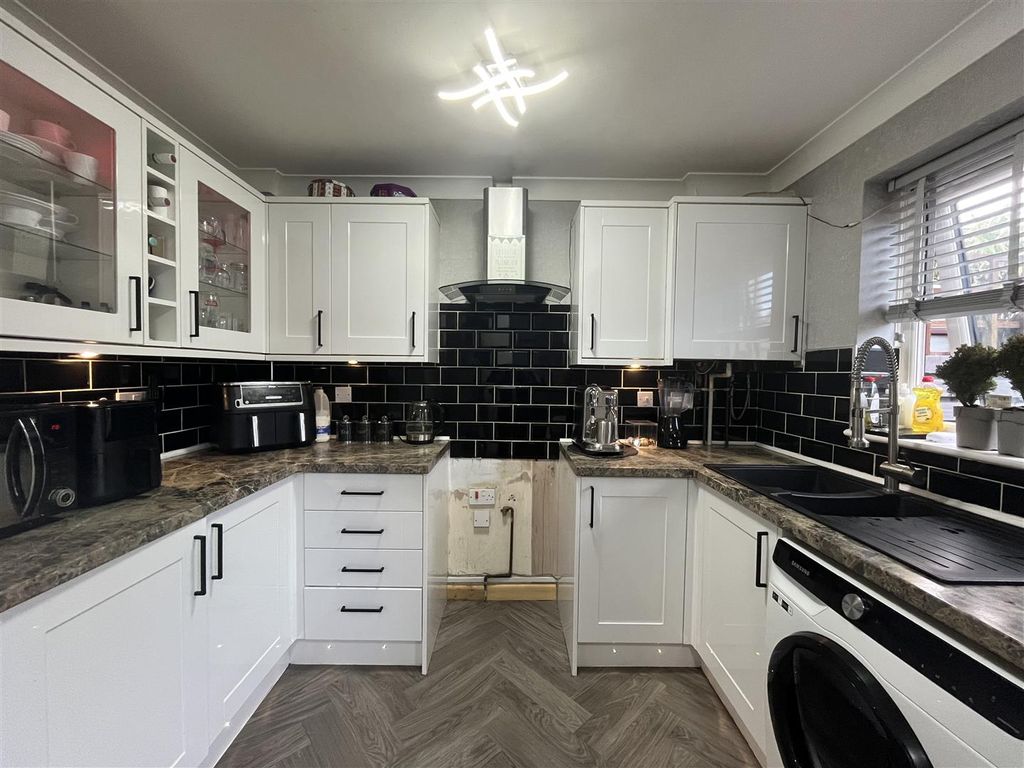 Property photo 3 of 16 Kitchen/Diner