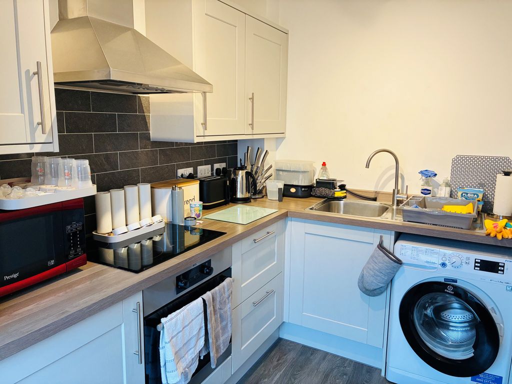 Property photo 3 of 13 Newkicthen2