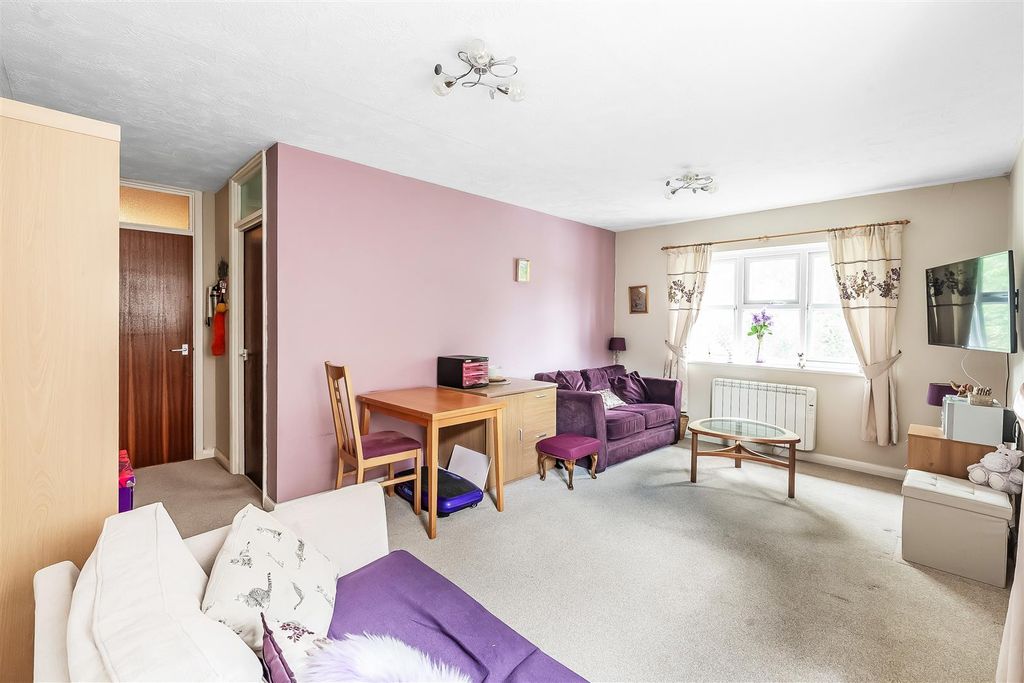 1 bed flat for saleWoodfield Close, Ashtead KT21 photo 4