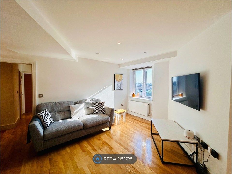 Property photo 1 of 8 Living Room