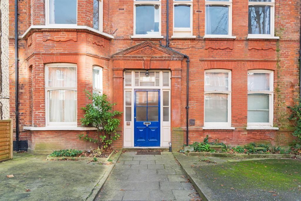 Property photo 2 of 13 Greencroft Gardens F3_Ext2.Jpg