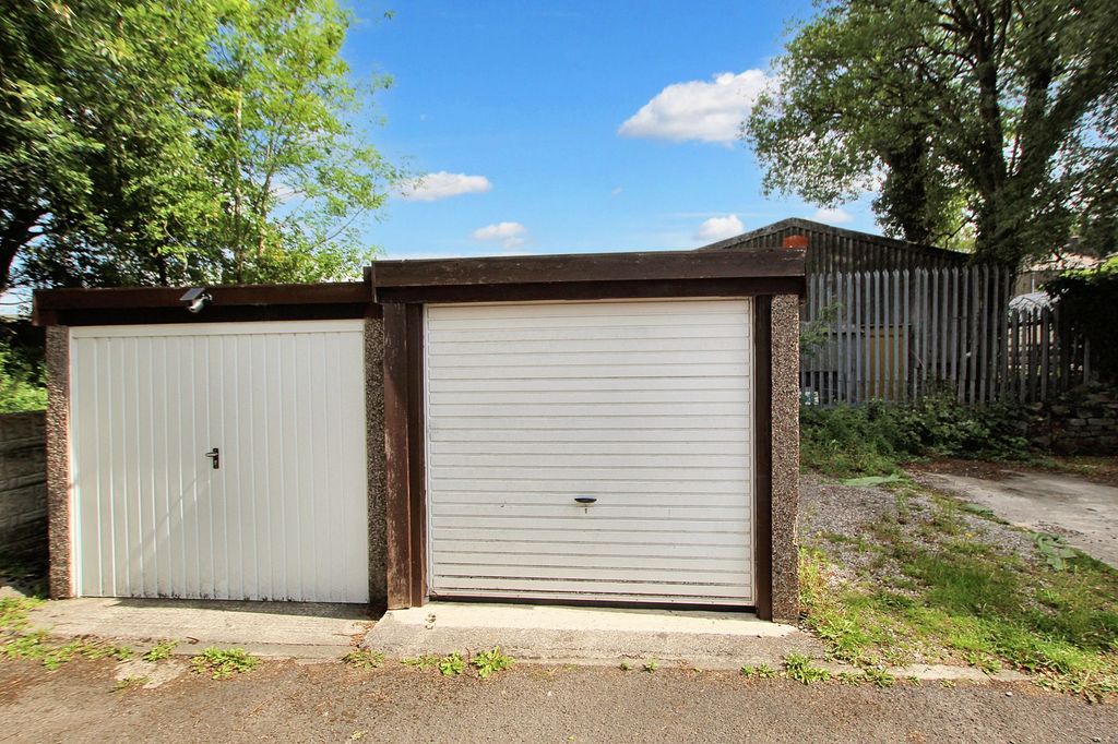Property photo 3 of 28 Garage