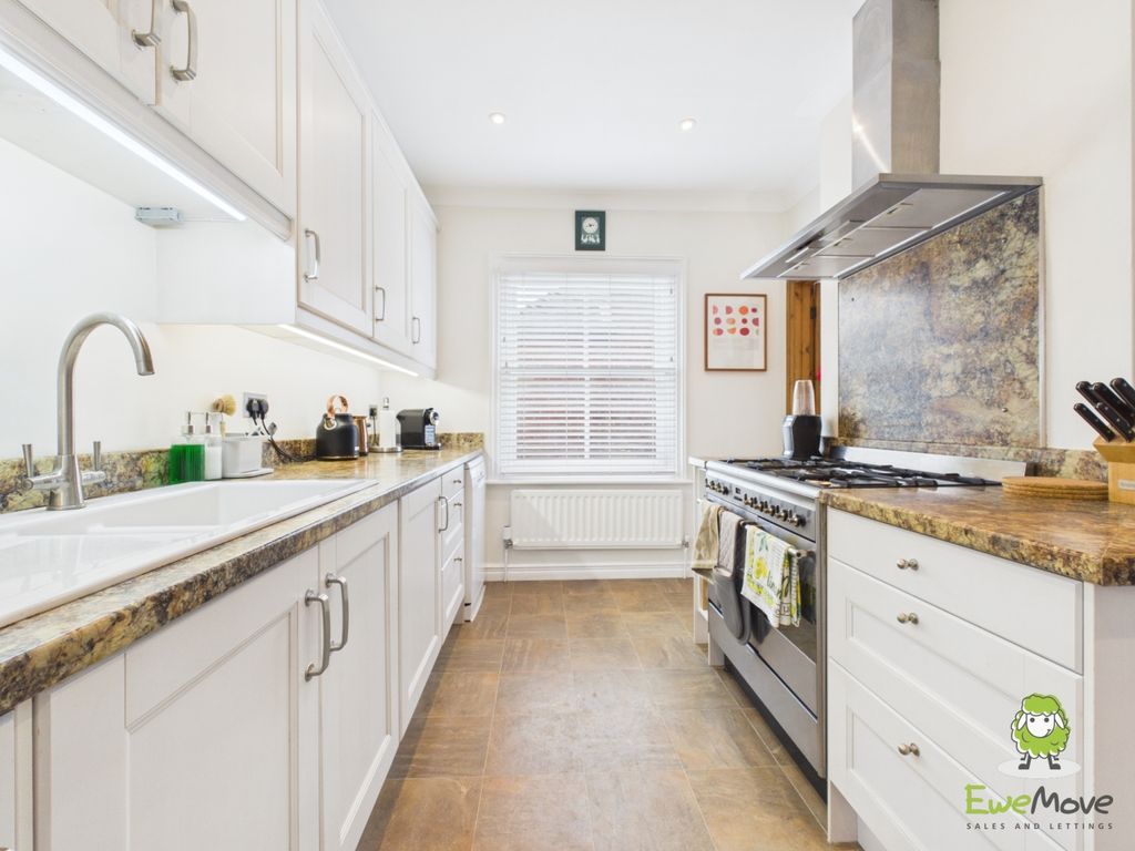 Property photo 3 of 35 Ewemove Estate Agents Basingstoke - Beaconsfield R