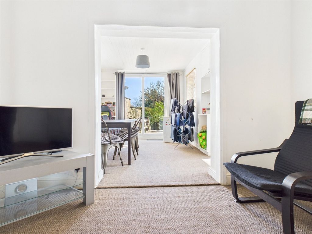 Property photo 3 of 28 Lounge