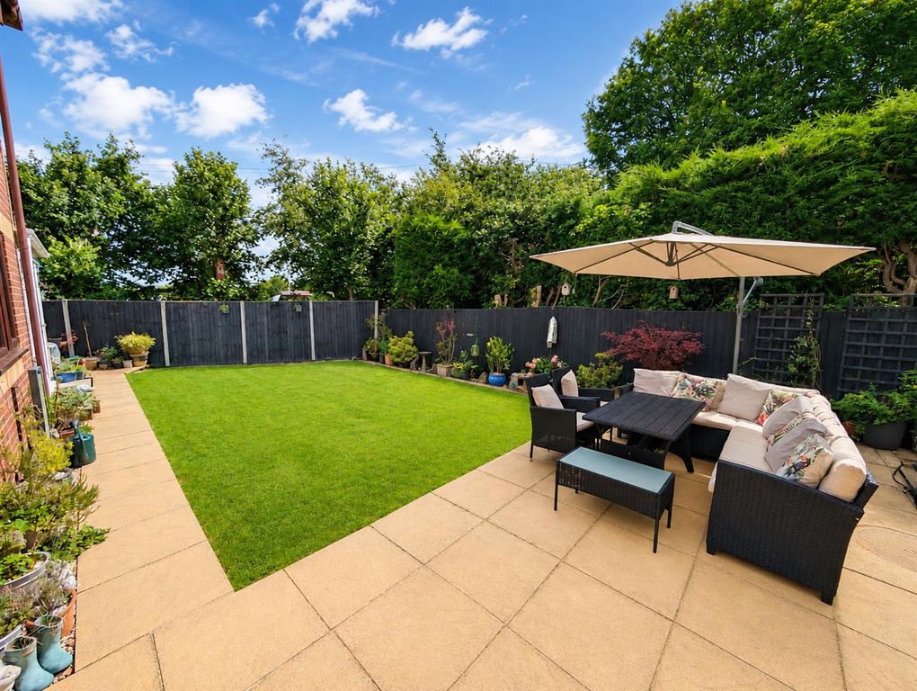 Property photo 3 of 20 9 Rookwood Close - Garden.Jpg