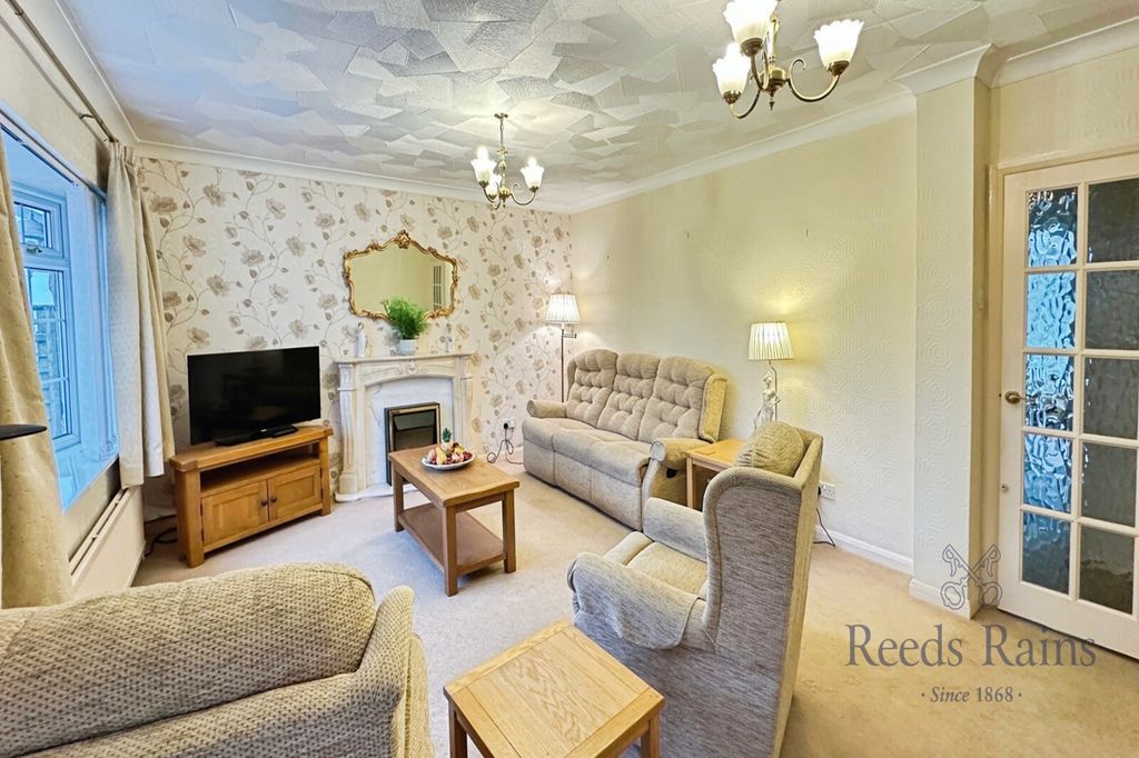 Property photo 2 of 15 Lounge