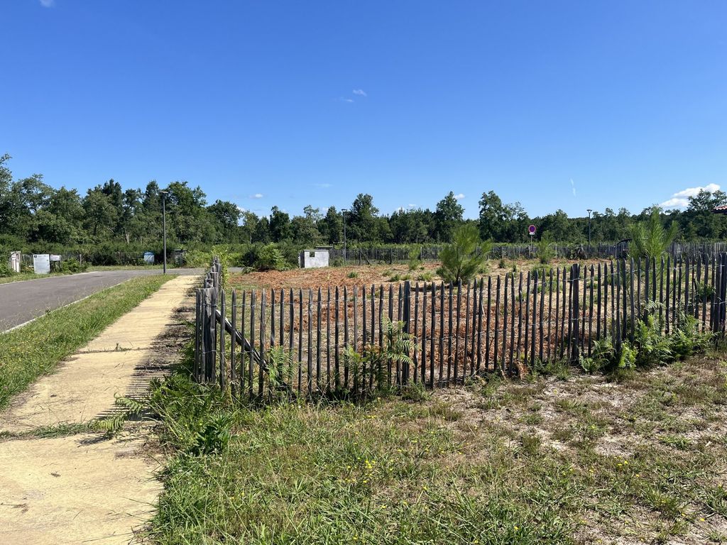 Property photo 1 of 3 682 m² Building Plot In Moliets-Et-Maa
