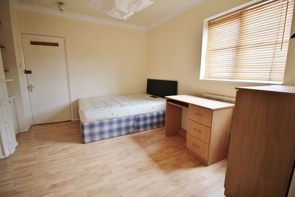 Property photo 2 of 4 Lounge / Bedroom