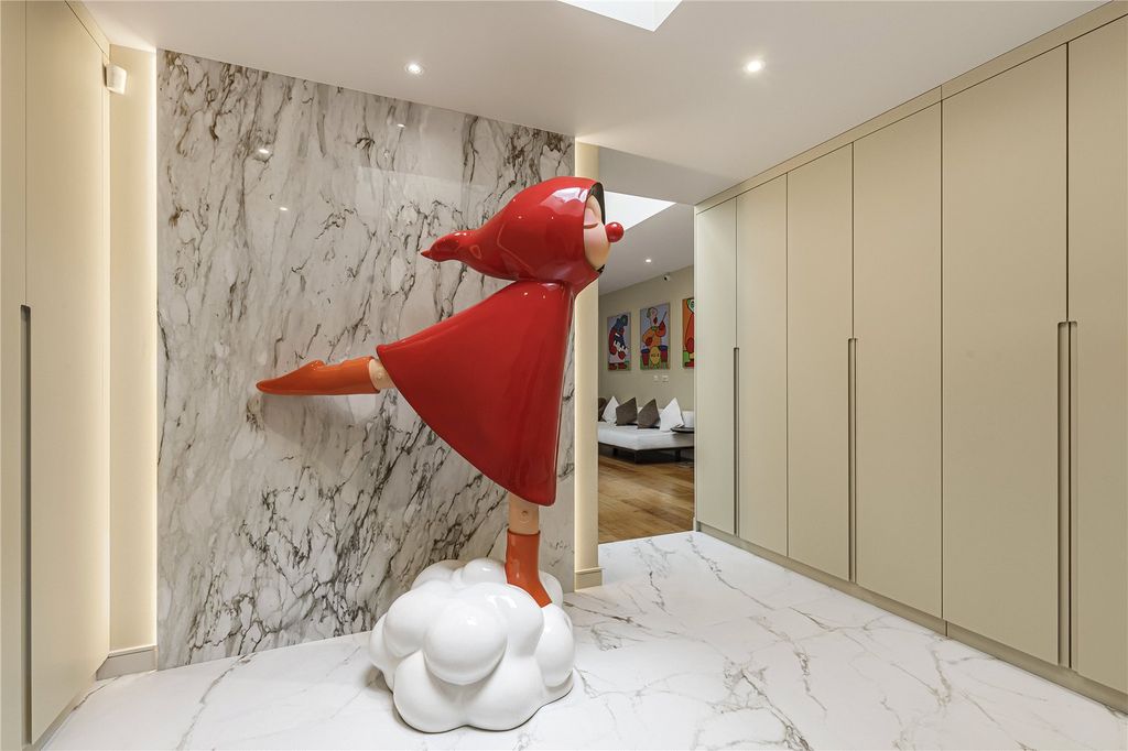 Property photo 3 of 22 Entrance Hall
