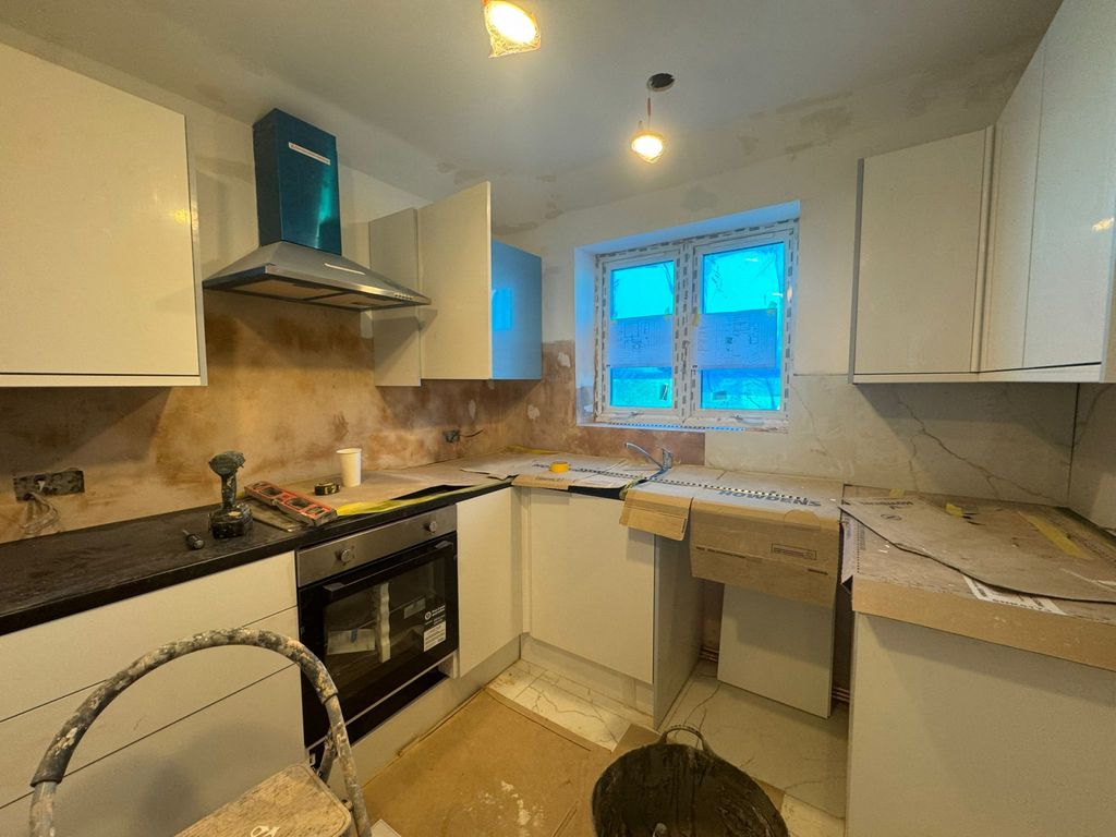 Property photo 1 of 5 2 Bed Flat To Rent Laburnum Road, Hayes Ub3