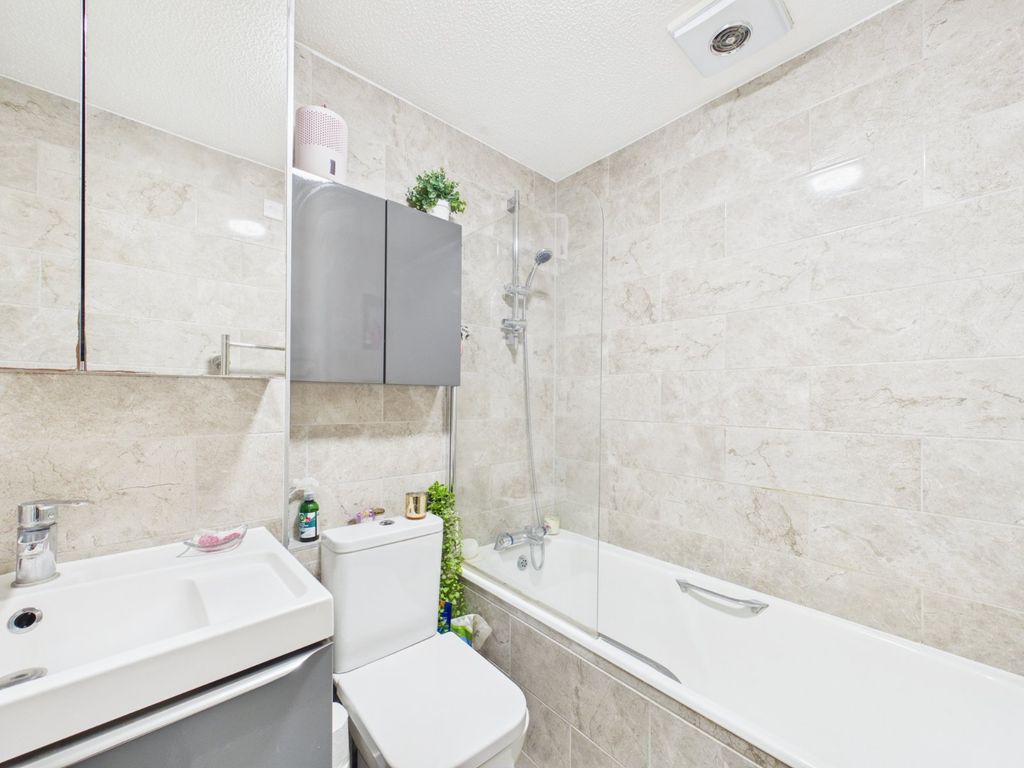 Property photo 3 of 31 Bathroom