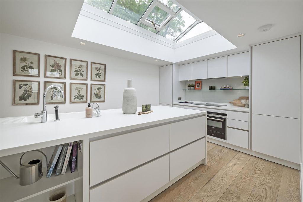Property photo 3 of 15 Hyde Mews