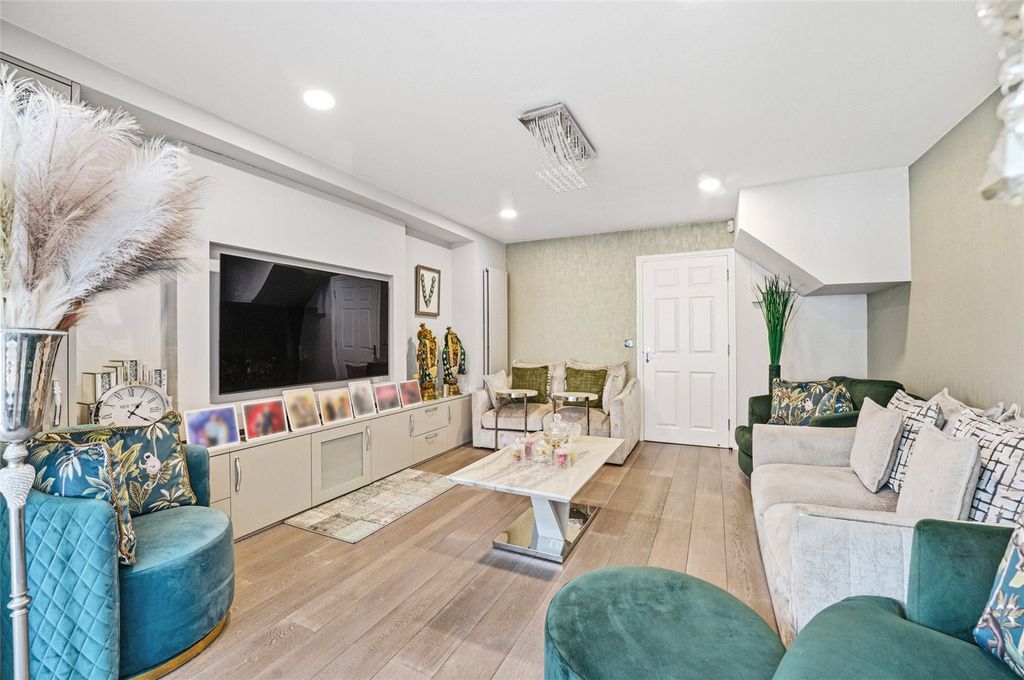 Property photo 2 of 24 Picture No. 12