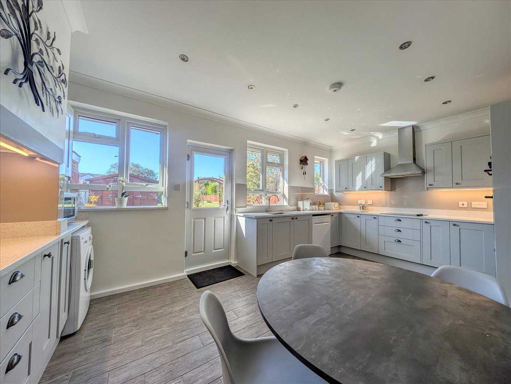 Property photo 2 of 16 Kitchen / Diner