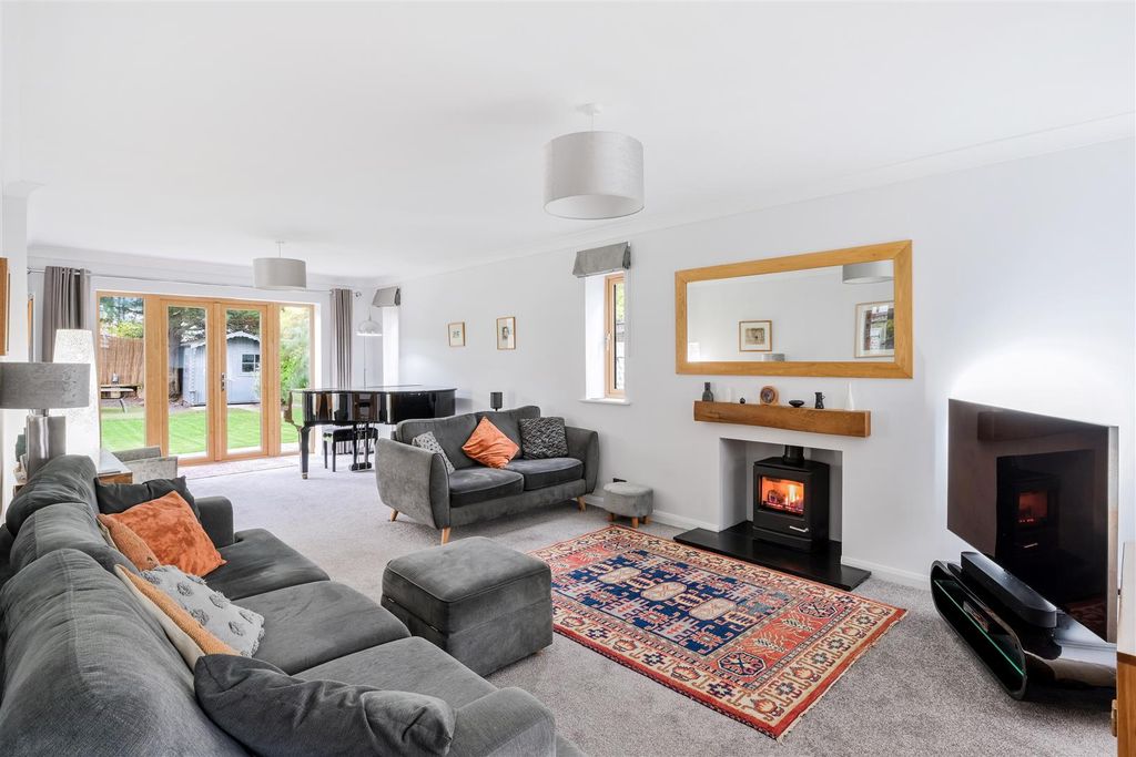 Property photo 3 of 25 Chantry Hurst (20).Jpg