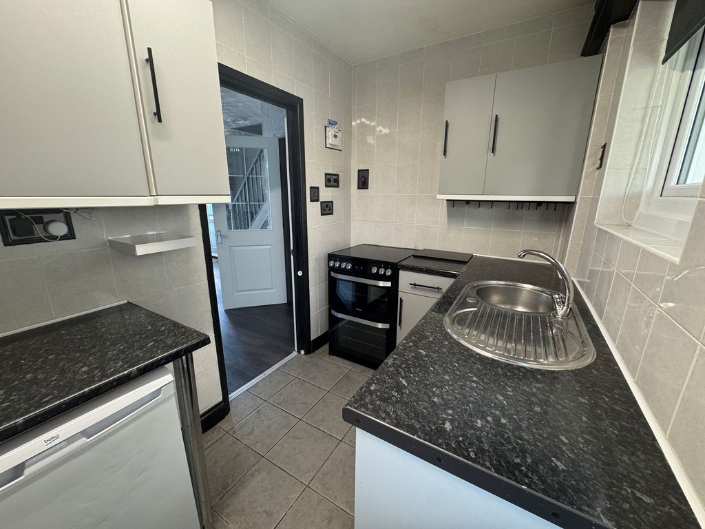 Property photo 3 of 11 Kitchen
