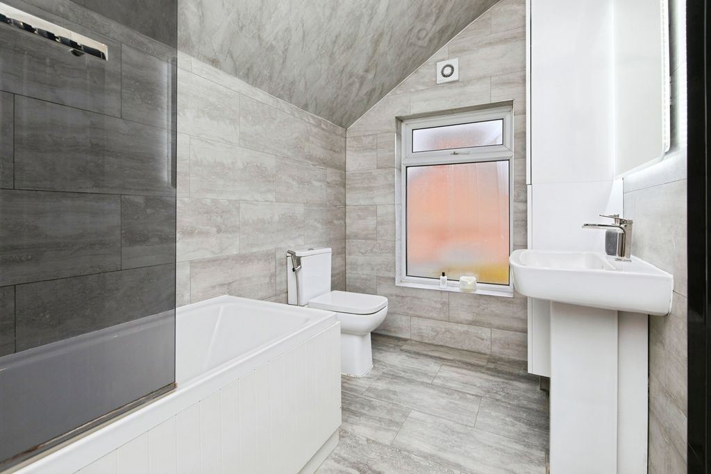 Property photo 3 of 18 Bathroom