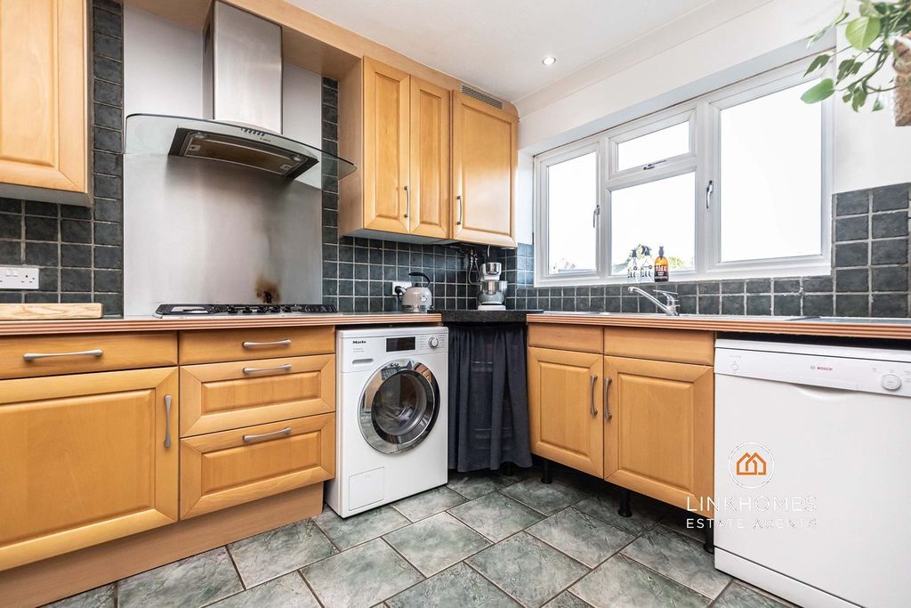 Property photo 3 of 33