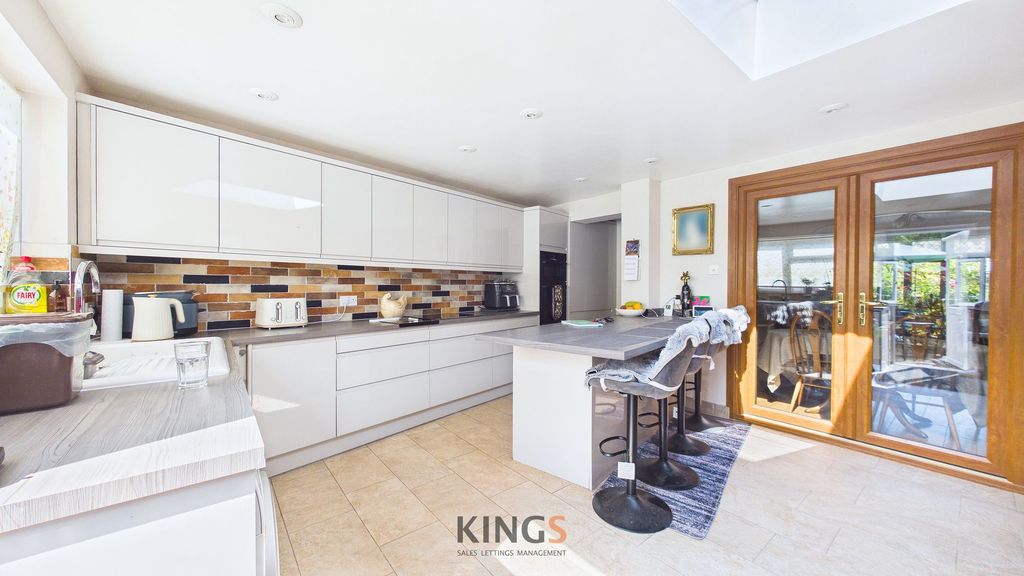 Property photo 2 of 19 Kitchen