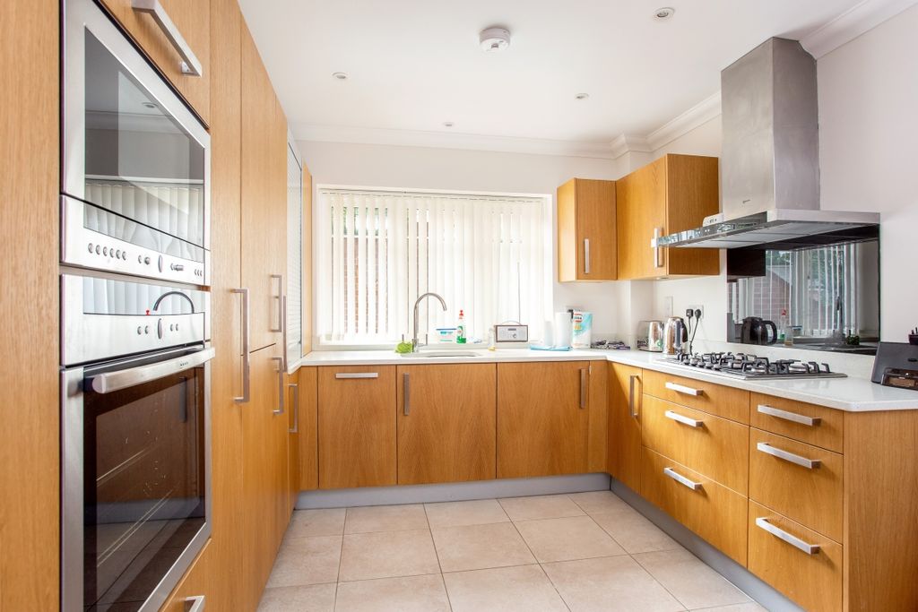 Property photo 2 of 9 Kitchen