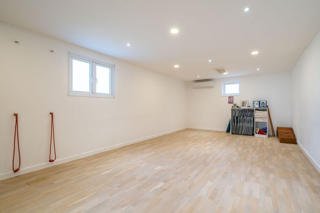 Property photo 3 of 4