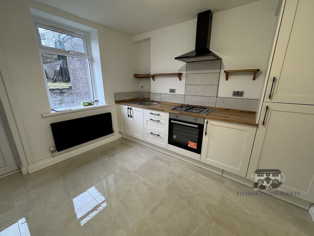 Property photo 2 of 11 Kitchen