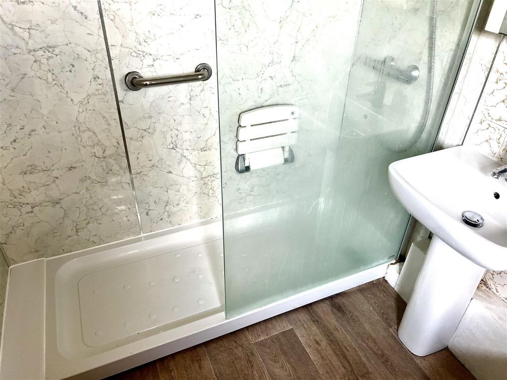 Property photo 1 of 12 Bathroom