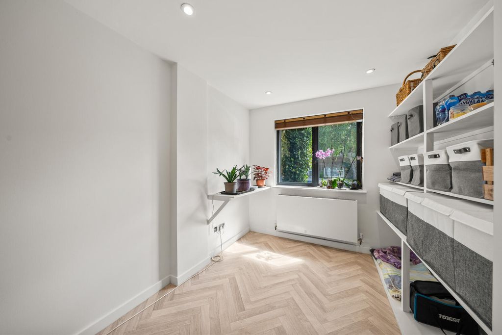 Property photo 3 of 31 Utility Room