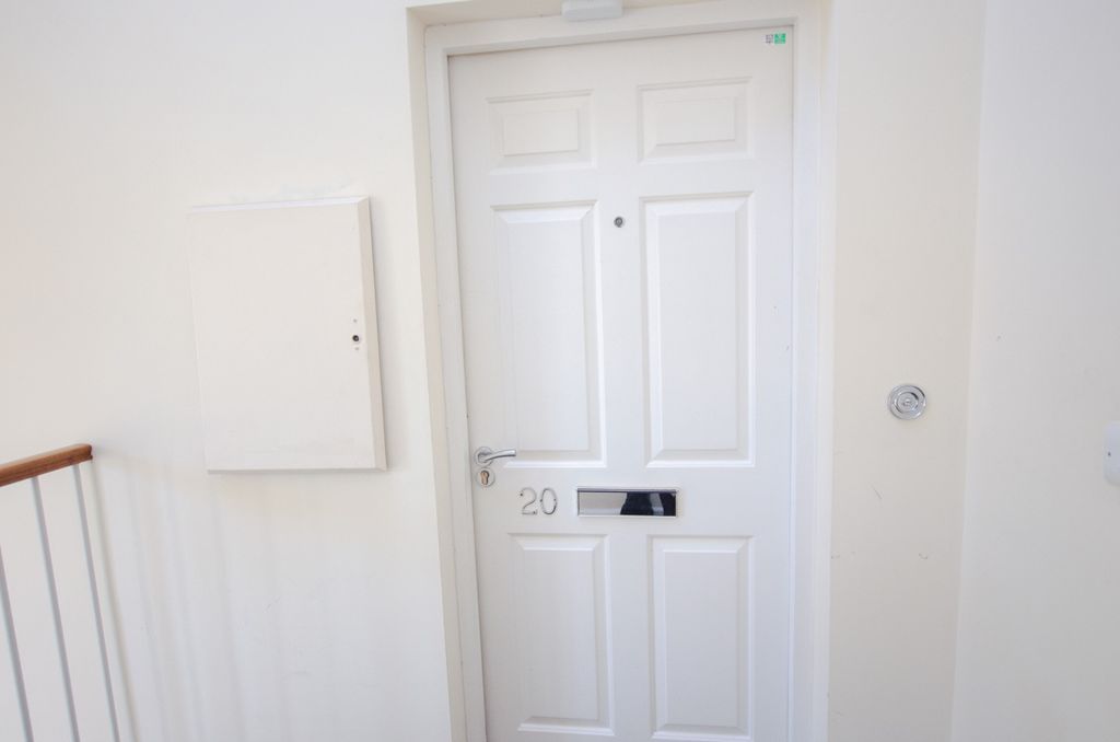 Property photo 3 of 10 4 King Street-16