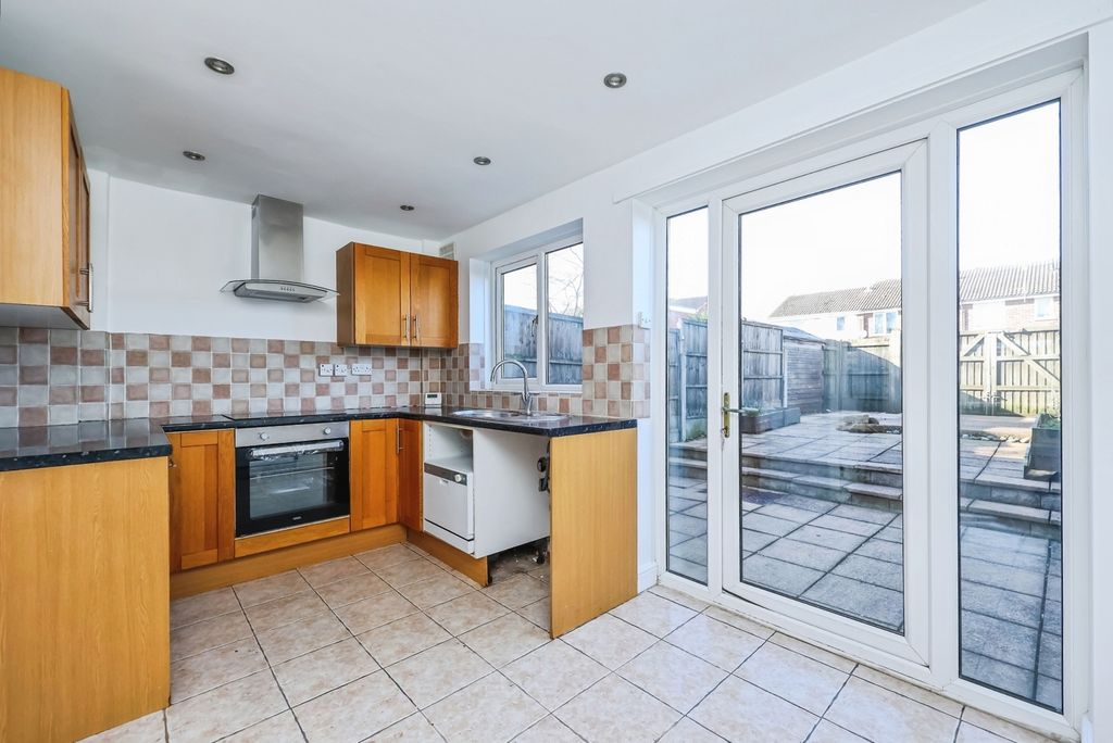 Property photo 3 of 18 Fitted Kitchen