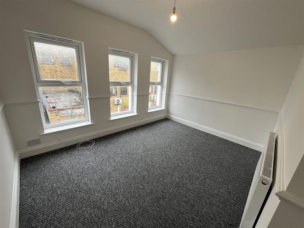 Property photo 1 of 8 Bedroom