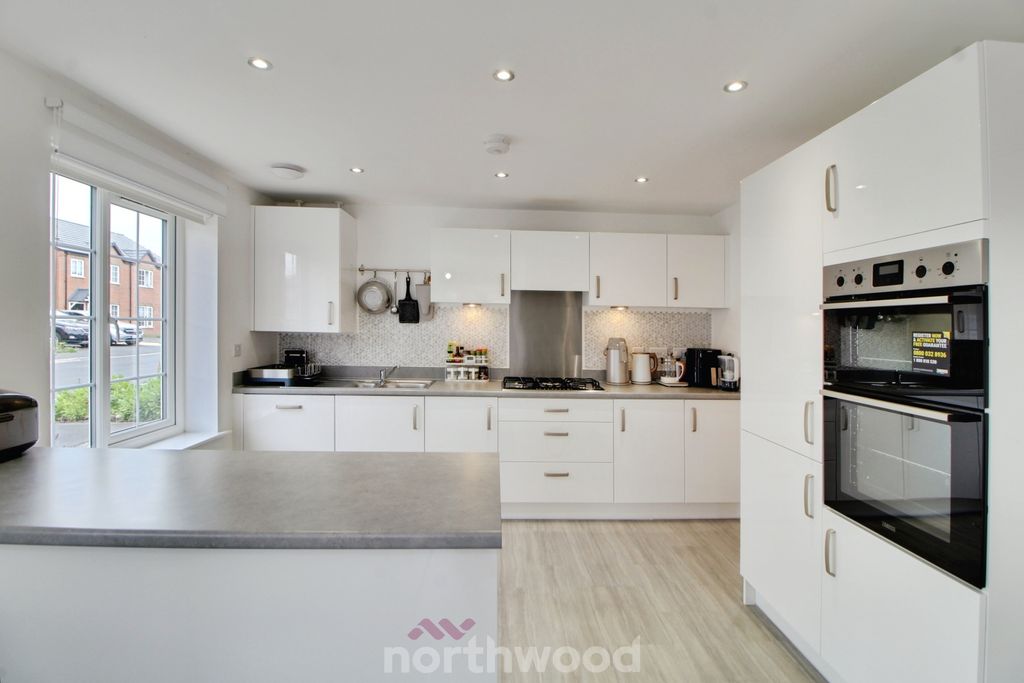 Property photo 2 of 32