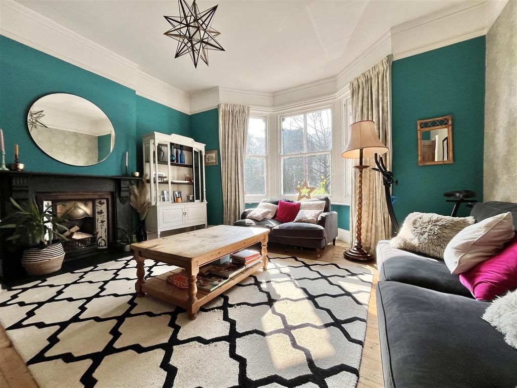 Property photo 2 of 27