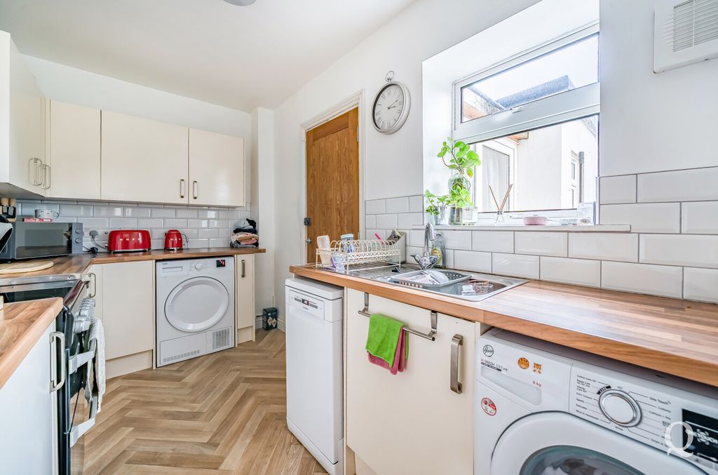 Property photo 2 of 19 c5951B36-8Cf7-4Aa...