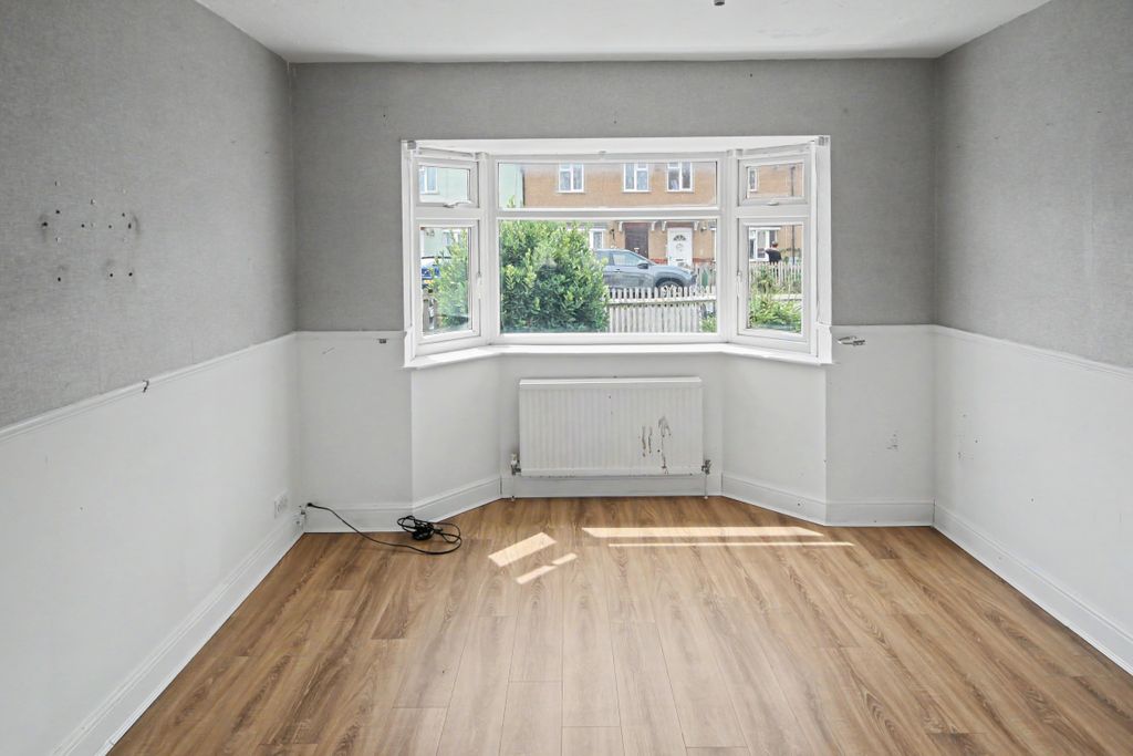 Property photo 2 of 18 4 Southern Road, Eastbourne, East Sussex, Bn22 9Lt