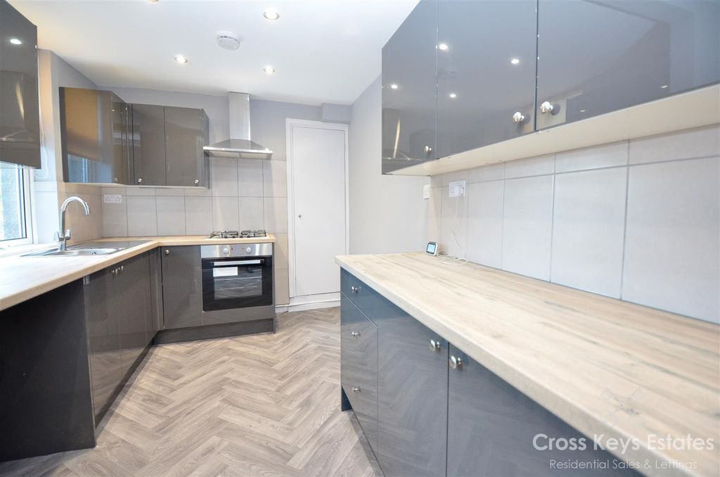 Property photo 2 of 25 Kitchen