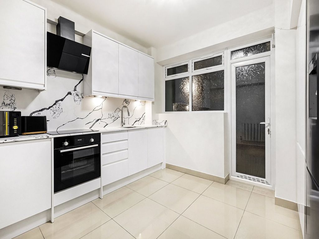 Property photo 2 of 22 Barrie House