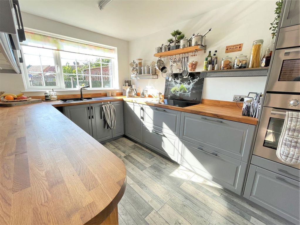 Property photo 3 of 18 Kitchen