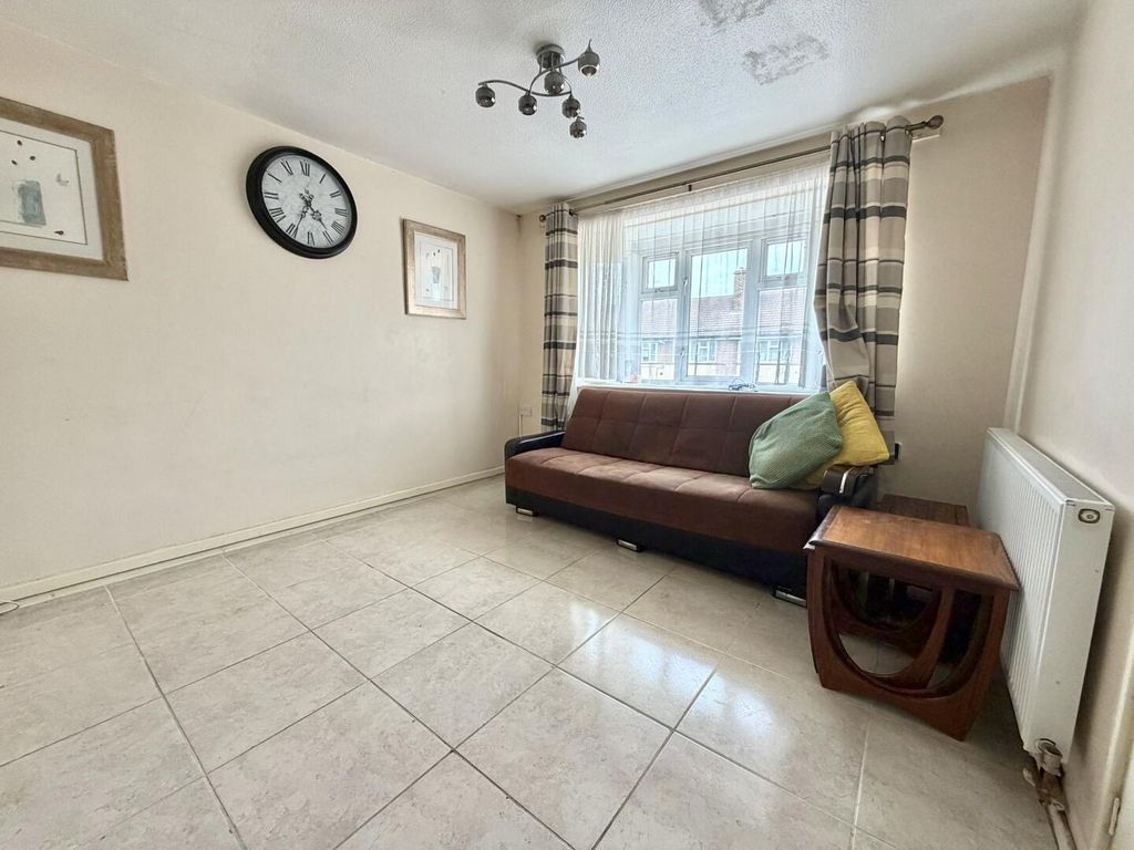 Property photo 3 of 11 Living Room