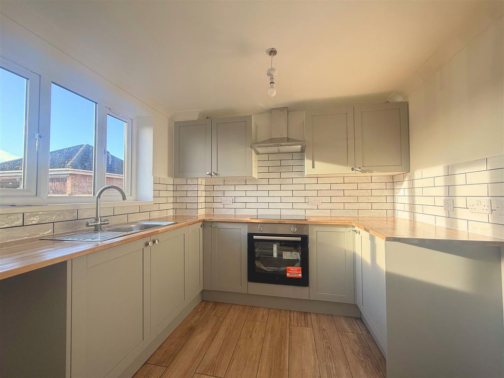 Property photo 2 of 8 Kitchen