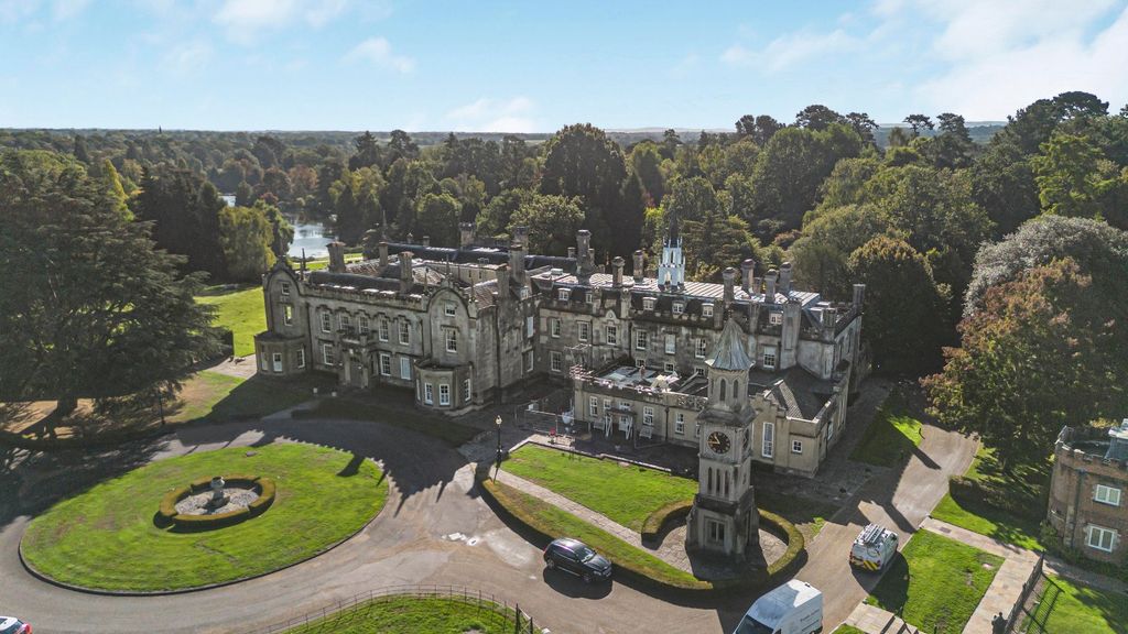 Property photo 2 of 24 Sheffield Park House