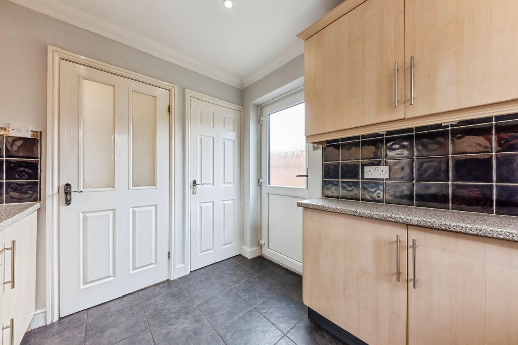 Property photo 3 of 18 Kitchen
