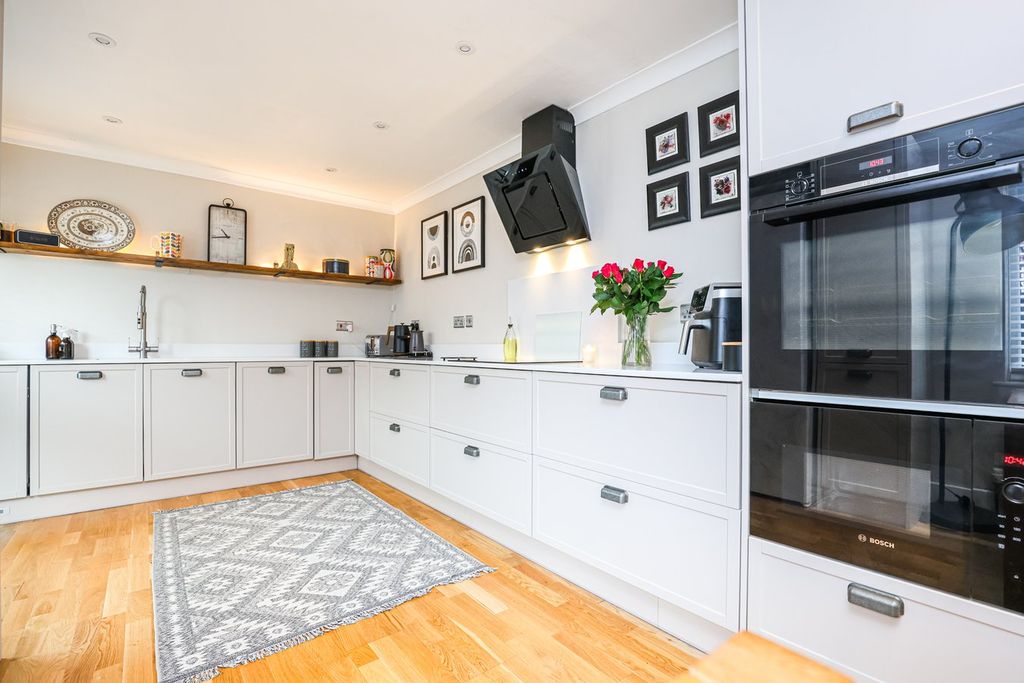 Property photo 2 of 19 Dining Kitchen