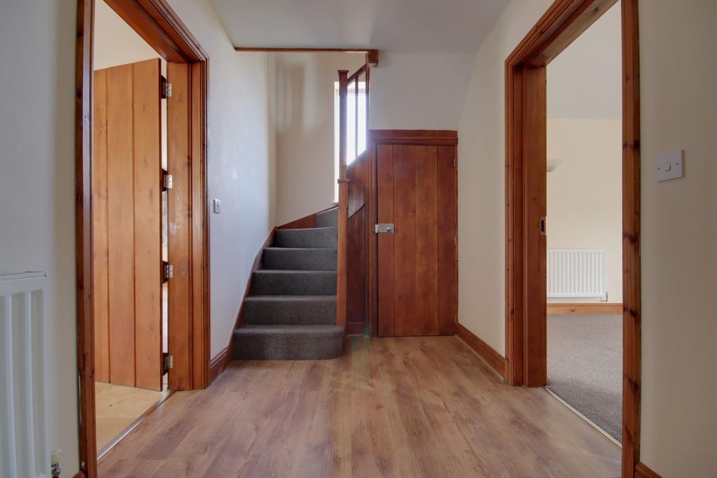 Property photo 2 of 21 Entrance Hall
