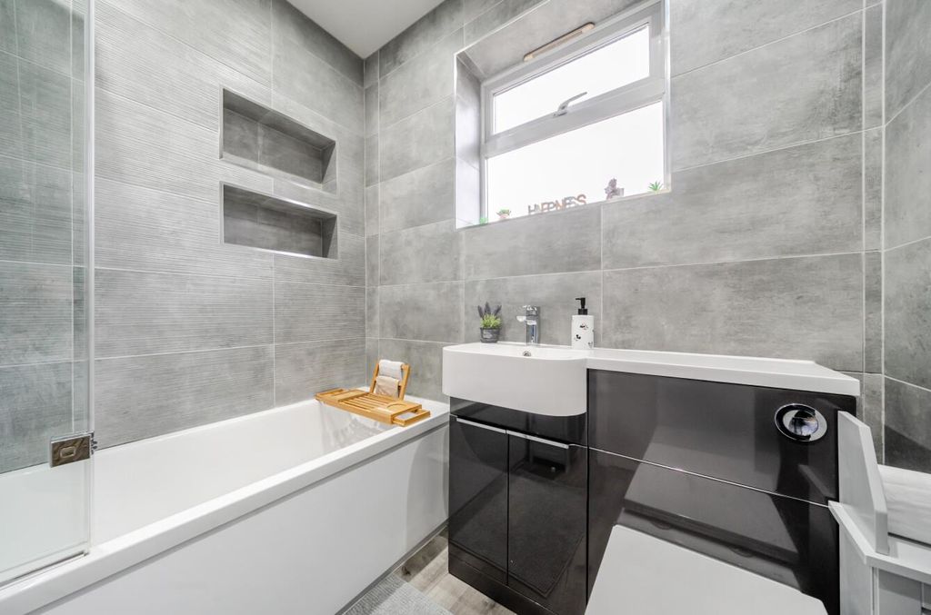 Property photo 2 of 17 1355605-12-68c84207cc3F3.Jpg