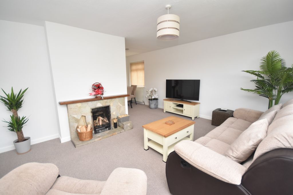 Property photo 3 of 17 Lounge